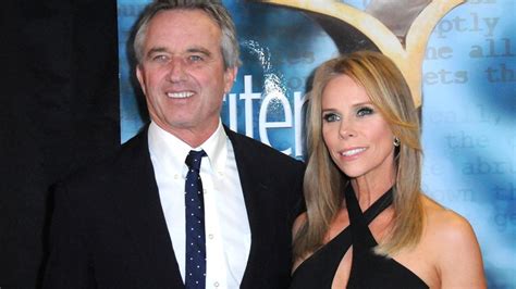 cheryl hines nude photos|Naked RFK Jr. Makes Appearance in Wife Cheryl Hines Video。